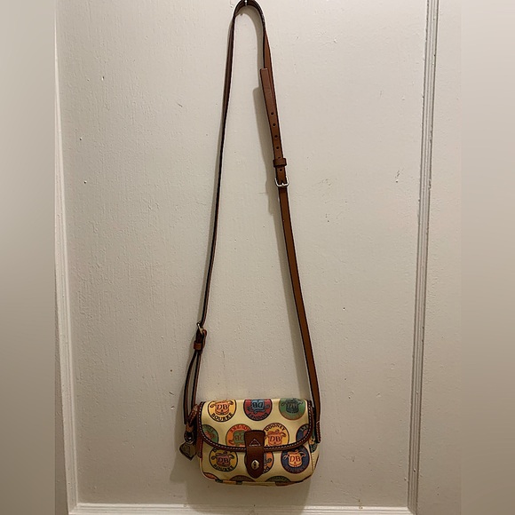 DOONEY & BOURKE Logo Medallion Crest Collection Wristlet Cream Brown Leather bag - Picture 13 of 13